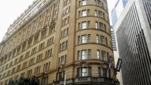 Façade d’un immeuble ancien aux colonnes monumentales et arrondi architectural, photographié en perspective urbaine par François Bouthors.