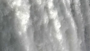 Détail d’une chute d’eau puissante en gros plan – photographie cascade en noir et bllanc – François Bouthors
