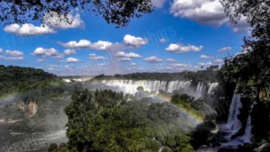 Panorama des chutes d’Iguazú avec arc-en-ciel et forêt tropicale — Photographie François Bouthors