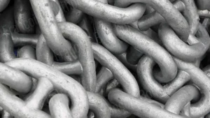 Texture de gros maillons de chaîne métallique entrelacés, photographie industrielle maritime de François Bouthors
