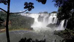 Chutes d’Iguaçu vues depuis le belvédère, cascades puissantes et arc-en-ciel dans la brume tropicale – photographie de François Bouthors