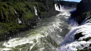 Eaux tourbillonnantes des chutes d’Iguazú avec falaises verdoyantes — photographie François Bouthors