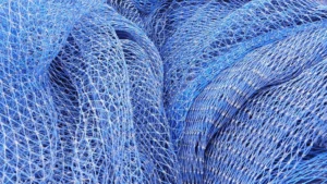 Texture détaillée de filets de pêche bleus enchevêtrés – photographie artistique maritime de François Bouthors