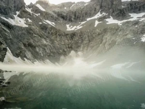 Lac de montagne dans la brume avec parois rocheuses – Photographie paysage par François Bouthors