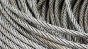 Texture de câbles métalliques torsadés en gros plan, photographie artistique industrielle par François Bouthors