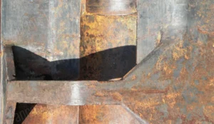 Texture de métal rouillé et usé dans un port maritime – Photographie artistique de François Bouthors