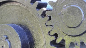 Texture d’un engrenage métallique patiné, détail industriel photographié par François Bouthors