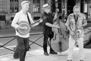 Photographie de rue en noir et blanc de musiciens de jazz jouant dans la rue – François Bouthors