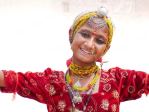 Photographie de portrait d’une femme en costume traditionnel rouge et bijoux colorés en Inde, par François Bouthors.