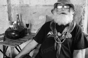 Photographie de portrait en noir et blanc d’un homme barbu portant chapeau et lunettes, par François Bouthors.