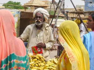 Photographie portrait d’un marchand de bananes sur un marché en Inde – François Bouthors