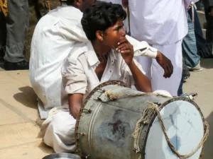 Photographie portrait d’un musicien de rue avec tambour en Inde – François Bouthors